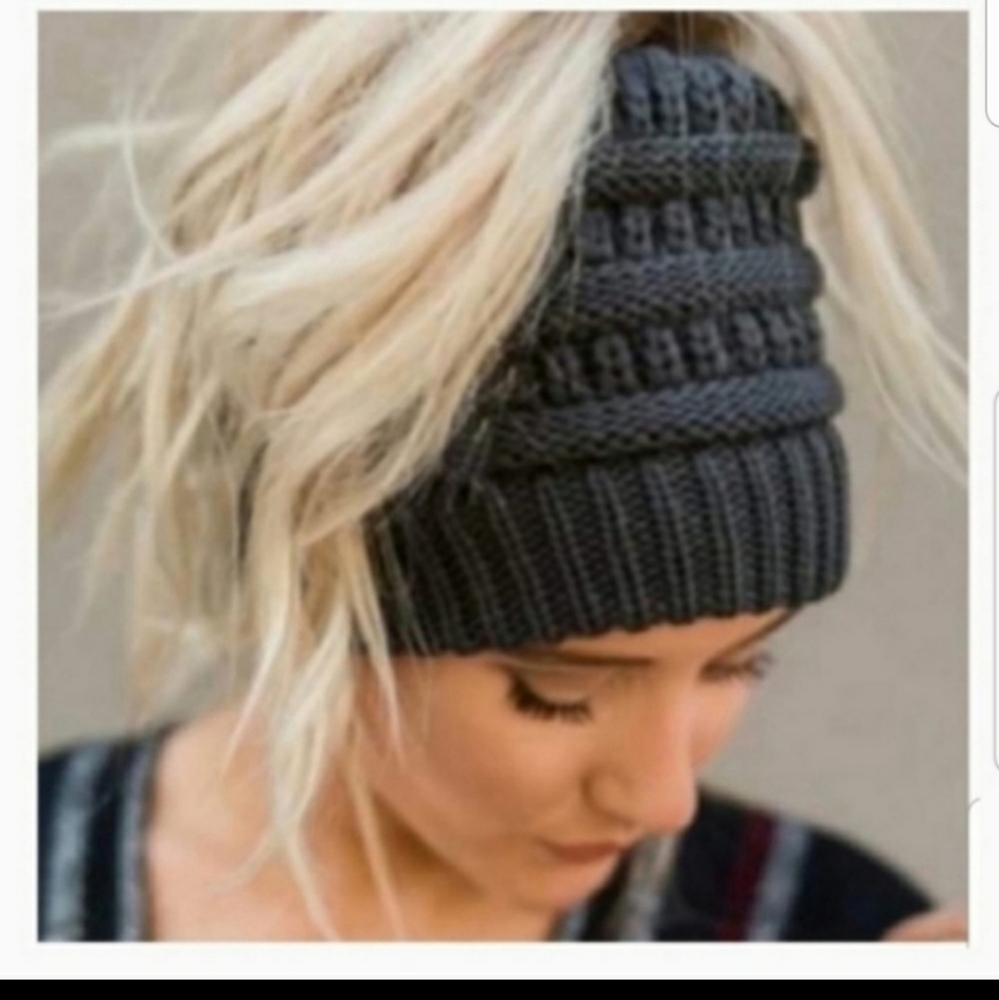 NWT Riah Fashion | knit Ponytail Beanie